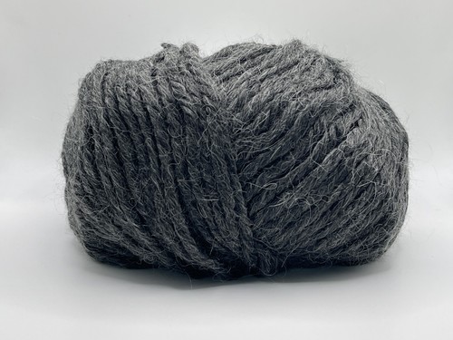 Alpaca grigio ingombrante